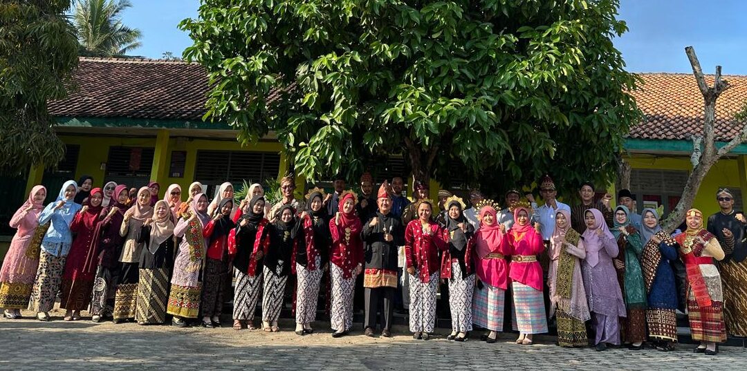SMAN 1 Kalirejo melaksanakan Upacara Peringatan Hari Pendidikan Nasional Tahun 2025. Bertindak sebagai pembina Upacara Bapak Kepala SMAN 1 Kalirejo Drs. YULIZAR. MM.